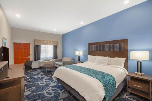 King Room with Bath Tub - Mobility/Hearing Accessible - Non-Smoking image 4