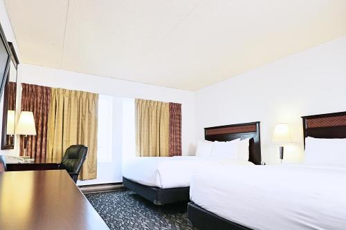 Standard Queen Room with Two Queen Beds image 4