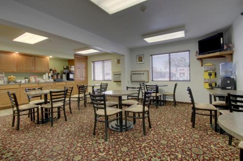 餐廳, 曼哈頓溫德姆速8酒店 (Super 8 By Wyndham Manhattan Ks) in 曼哈頓 (KS)