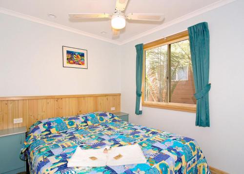 Lorikeet Holiday Park Ideally located in the Arrawarra area, Gateway Lifestyle Lorikeet promises a relaxing and wonderful visit. The property offers a high standard of service and amenities to suit the individual needs of 