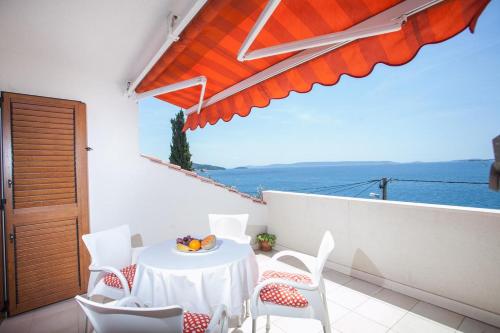  Apartment Seget Vranjica 4887a, Pension in Trogir bei Trogir