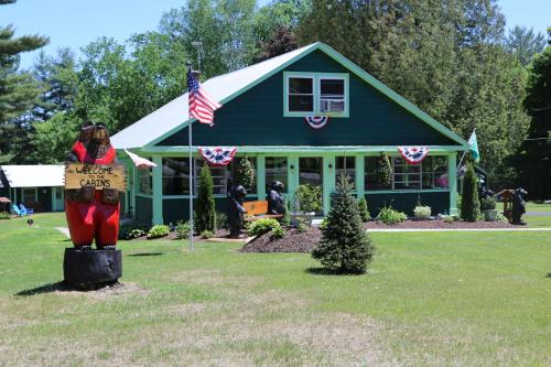 Rowe's Adirondack Cabins of Schroon Lake