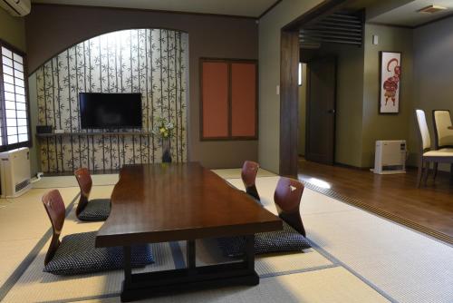 Deluxe Room with Tatami Area and Shared Bathroom and Private Toilet and Mountain View