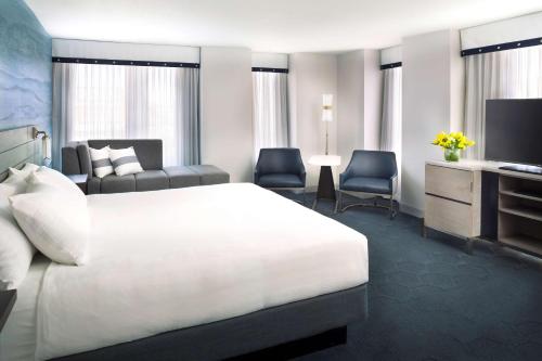 1 King Bed With North Point View