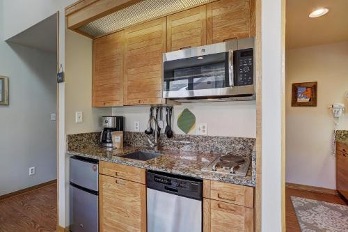 2759 Slopeside Condo