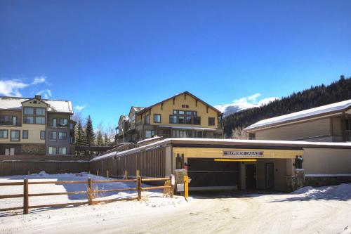 Penthouse 2796 Slopeside Ski In Ski Out Condo - image 2