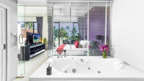room detail thumbnail 2
