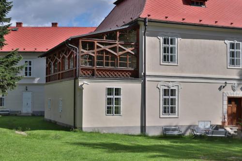 Ieeja, Jizdarna Zamek Skalice in Ckyne