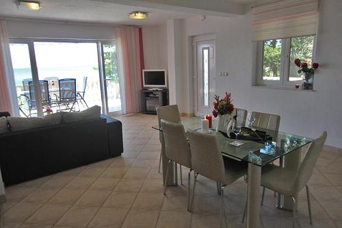 Beachfront Apartments Baricevic with Pool