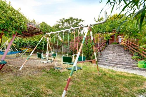 Spēļu laukums, Assos Terrace in Büyükhusun
