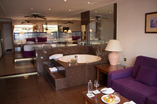 Playacapricho Hotel - image 14