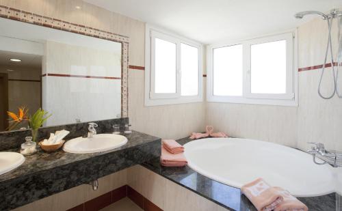 Playacapricho Hotel - image 2