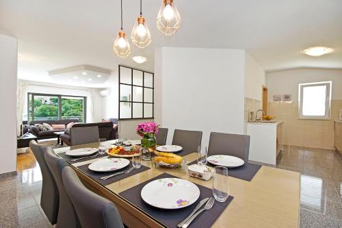 Luxurious, modern and spacious apartment with terraces 1
