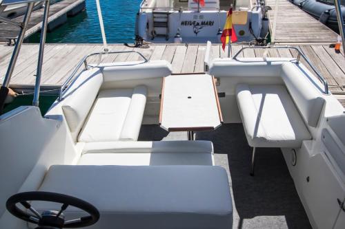  Cozy boat to unwind by the ocean in Puerto Calero