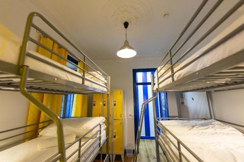 help yourself hostels parede
