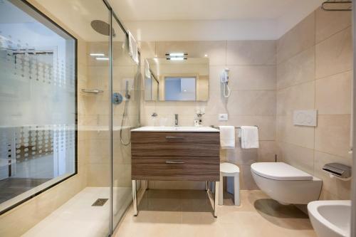 International Beach Hotel - image 3