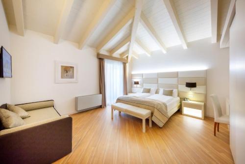 Superior Triple Room image 5