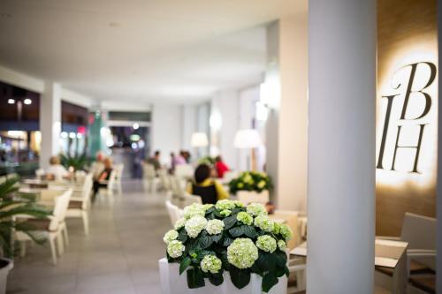 International Beach Hotel - image 10