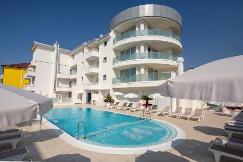 International Beach Hotel - image 14