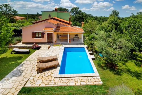  Holiday home Ecio , s velikim vrtom, potpuno ograđena, in 52341 Modrušani