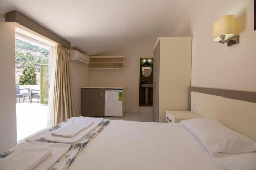 1 double bed, 2 twin beds
