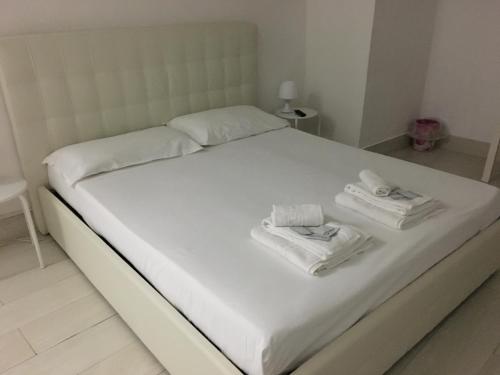 Economy Triple Room image 9