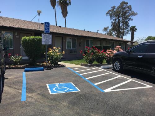 . Maple Inn and Suites Los Banos