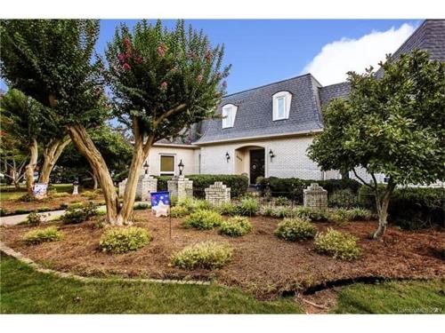 Matthews Manor Bed & Breakfast in แมตทิวส์ แอเรีย