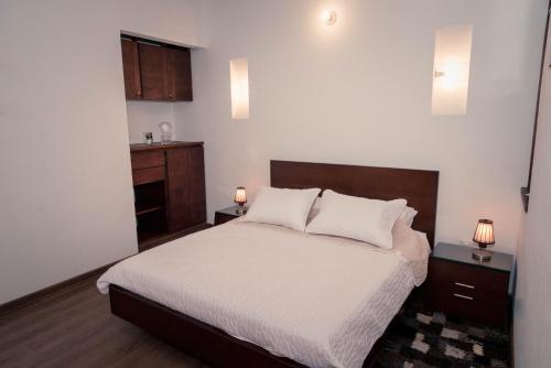 1 queen bed, 1 sofa bed
