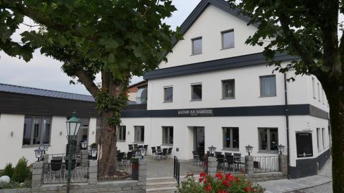 Gasthof Schiefer Zur Zugbrücke in Bad Kreuzen, Österreich