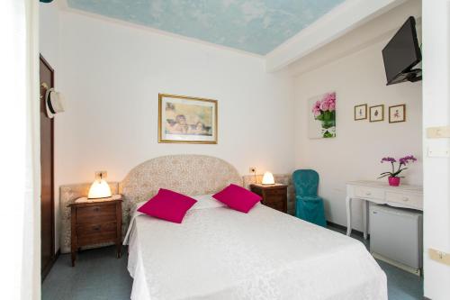 Hotel Elpiro Room Type - Economy Double Room