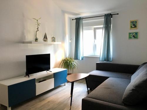 1 queen bed, 1 sofa bed