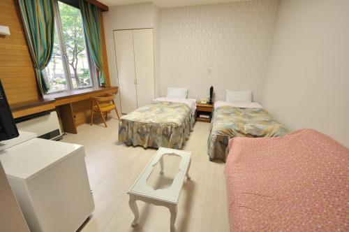 3 twin beds