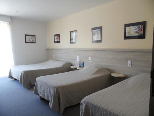 1 double bed, 2 twin beds