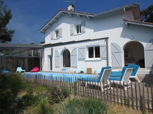 villa 12 pers climatisee, piscine chauffee couverte ou non,2km mer, golf, jardin