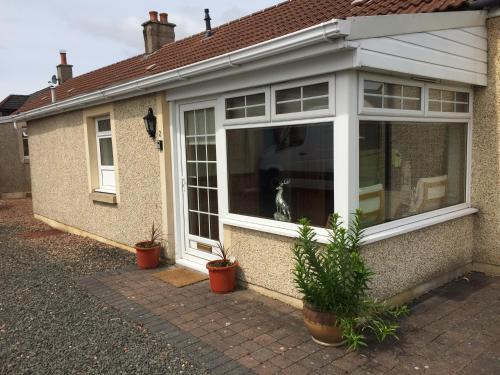 Pippin, Tranquil Scottish Cottage with Hot Tub - Airdrie