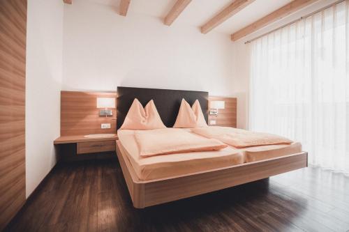 1 king bed, 1 sofa bed