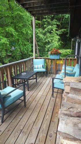 Erkély/terasz, Whisperin' Pines Chalet in Hartwick Seminary (NY)