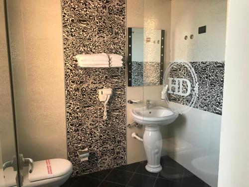 Hotel Deluxe - image 2