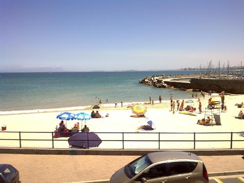 'The View' on Bikini Beach Seafront 2 bedroom Sleeps 4 - image 5