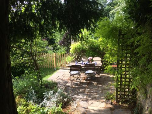 Instalaciones, Yew Tree Cottage in Claverton