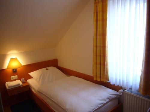 1 queen bed, 1 twin bed
