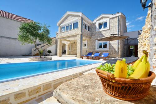  Holiday Home Beriva, Unterkunft in Dračevac Ninski