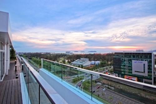 Stunning Sunset Rooftop 2BR Suite - Sutera Avenue B35