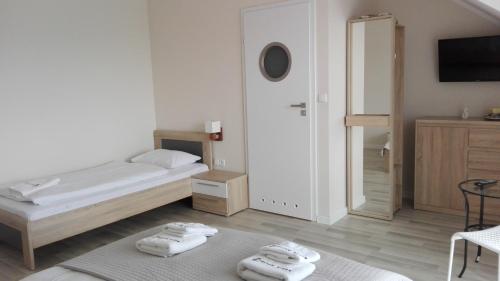 1 double bed, 1 twin bed