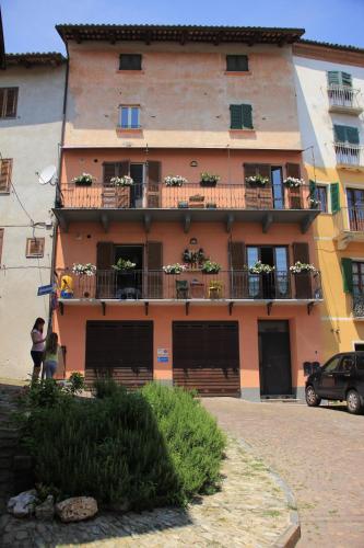  Balcone Fiorito Neive, Pension in Neive