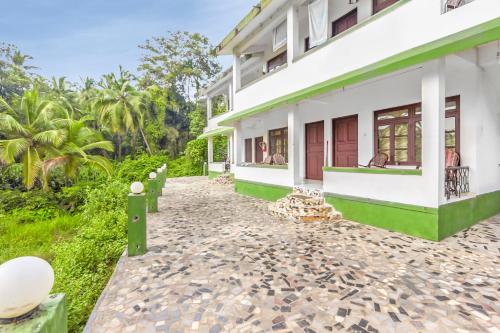 

Room for three with a pool, by GuestHouser