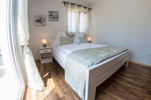 1 queen bed, 1 sofa bed