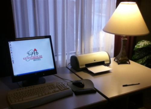 Evergreen Inn & Suites - image 4