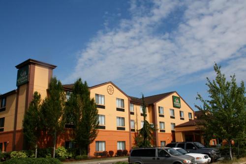 Evergreen Inn & Suites